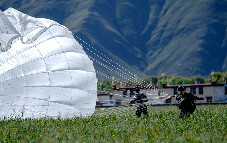 Female soldiers complete first parachute jump in Tibet