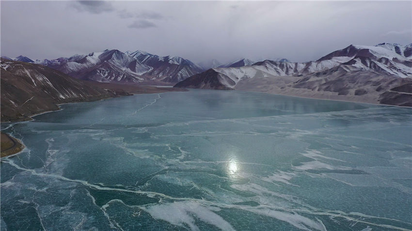 Witness spectacular bluish hues of jigsaw puzzle-like icescape at NW China's Baisha Lake