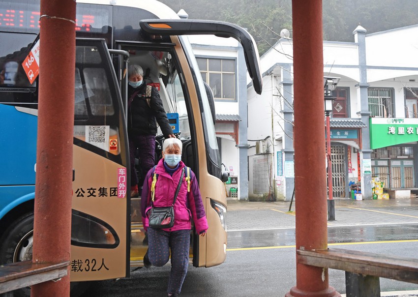 Bus services along mountainous zigzag road brings added convenience to villagers in east China's Jiangxi