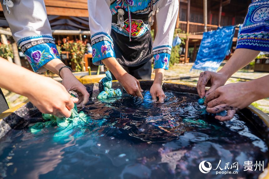 Traditional tie-dye products of Buyi ethnic group in Guizhou popular among tourists