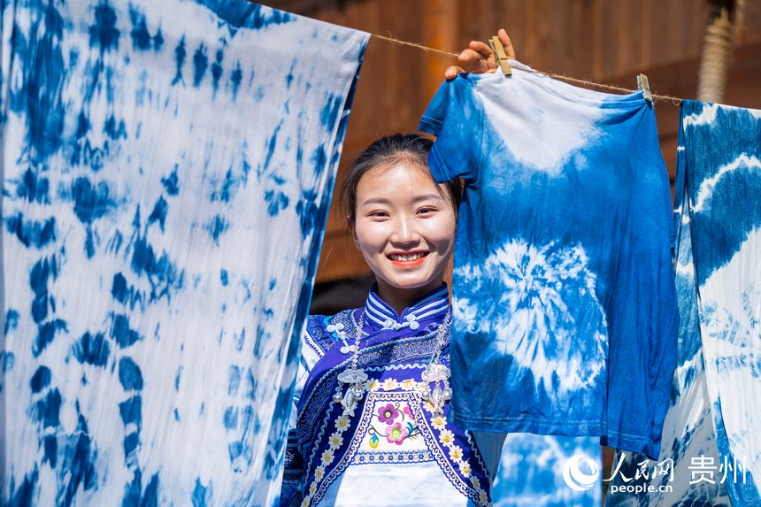 Traditional tie-dye products of Buyi ethnic group in Guizhou popular among tourists