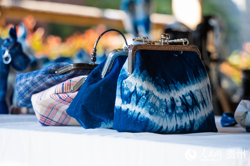 Traditional tie-dye products of Buyi ethnic group in Guizhou popular among tourists