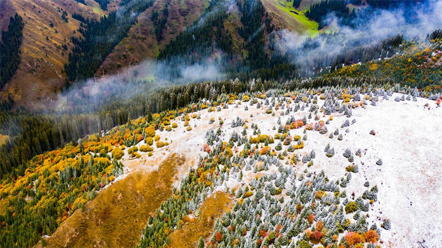 Snow turns Duolang Canyon in China's Xinjiang into 'colorful oil painting'