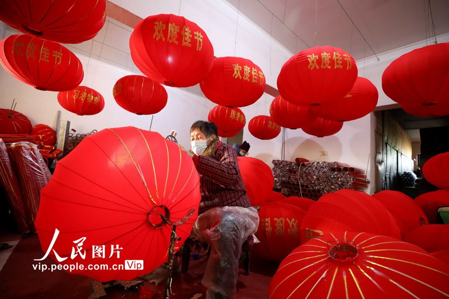 Villagers of C China's Henan busy making red lanterns for New Year