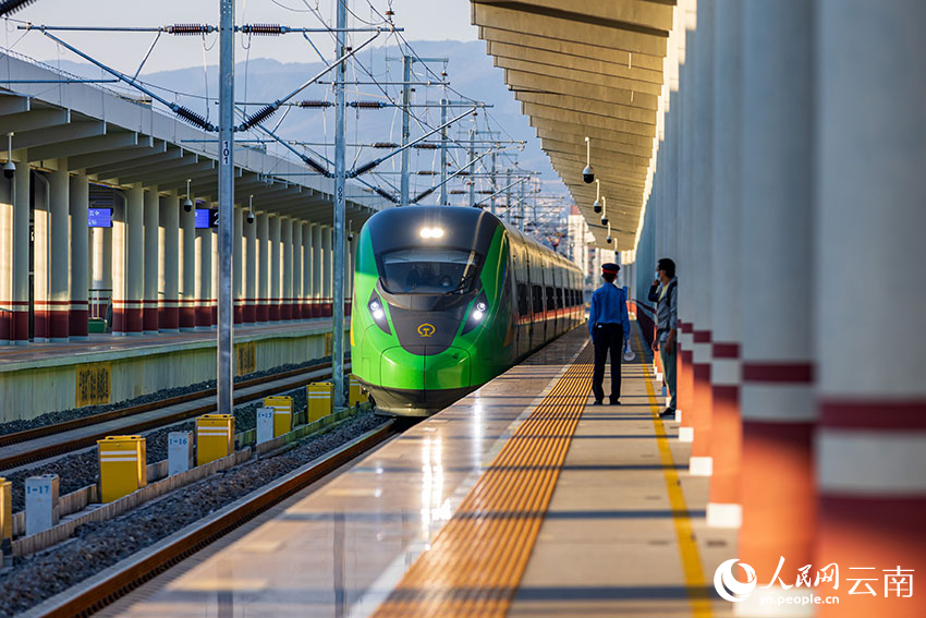 Daily passenger volume on China-Laos Railway hits record high during Spring Festival holiday