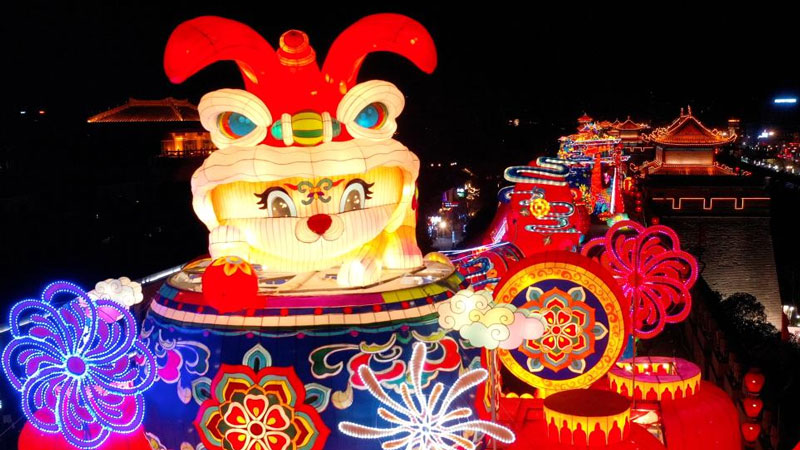 Scenic spots in Xi'an welcome legions of tourists with colorful lights and lanterns