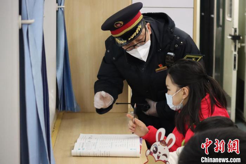 Slow train provides study room for student passengers in SW China's Chongqing