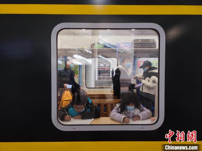 Slow train provides study room for student passengers in SW China's Chongqing