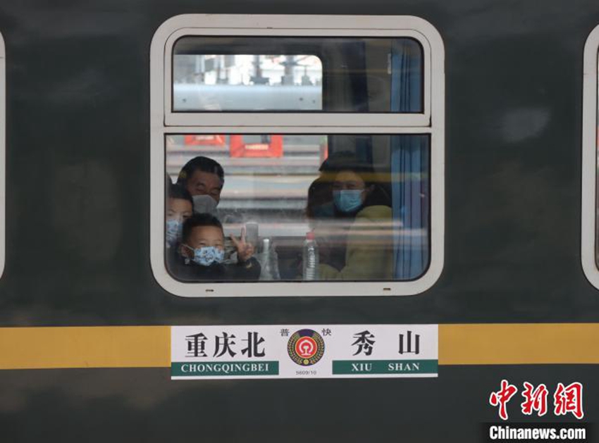 Slow train provides study room for student passengers in SW China's Chongqing