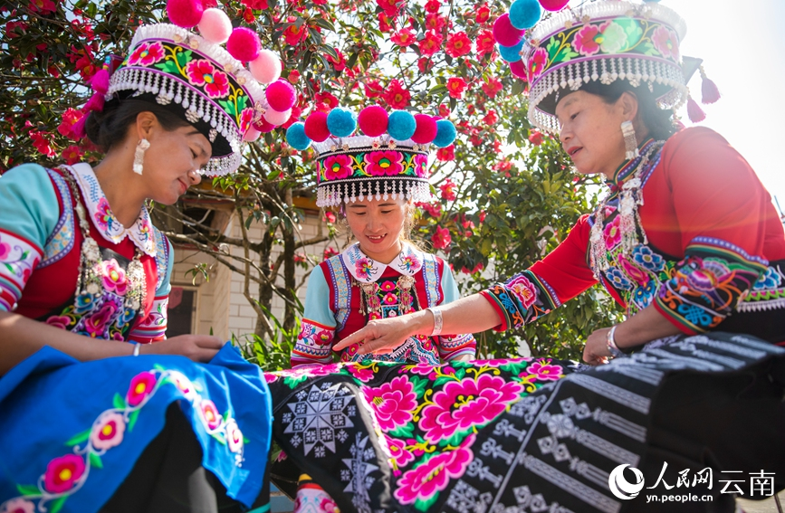 Yi embroidery in SW China’s Yunnan prospers