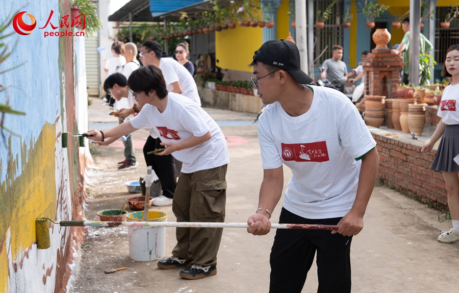 Fine arts students paint beautiful artworks in village in C China's Hubei