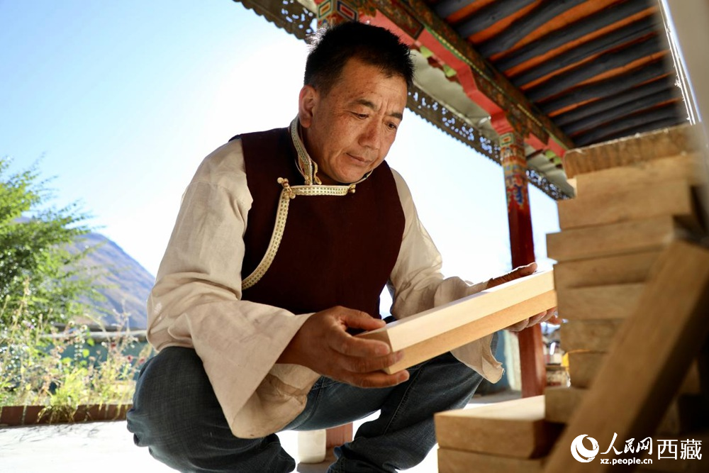 Inheritor dedicated to passing on ancient Pusum hand-engraving in SW China's Xizang