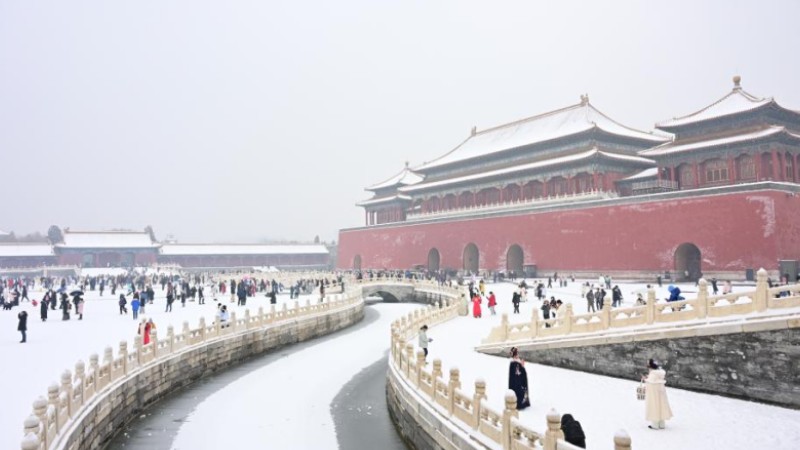 Tourists visit Palace Museum in snow in Beijing