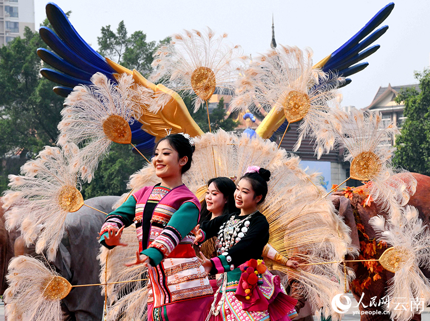 Xishuangbanna celebrates Dai New Year with grand parade