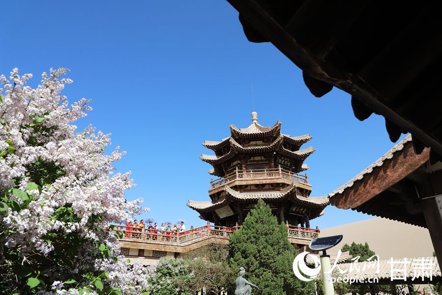 Spring scenery of NW China's Dunhuang delights visitors