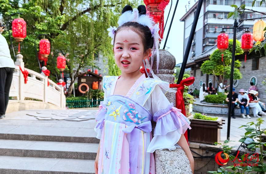 Tourists enjoy springtime while wearing Hanfu costumes in Luoyang, C China's Henan