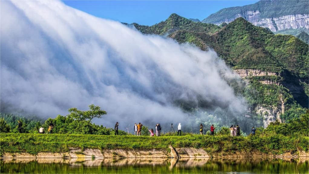 In pics: clouds streaming down Jinfo Mountain in China's Chongqing