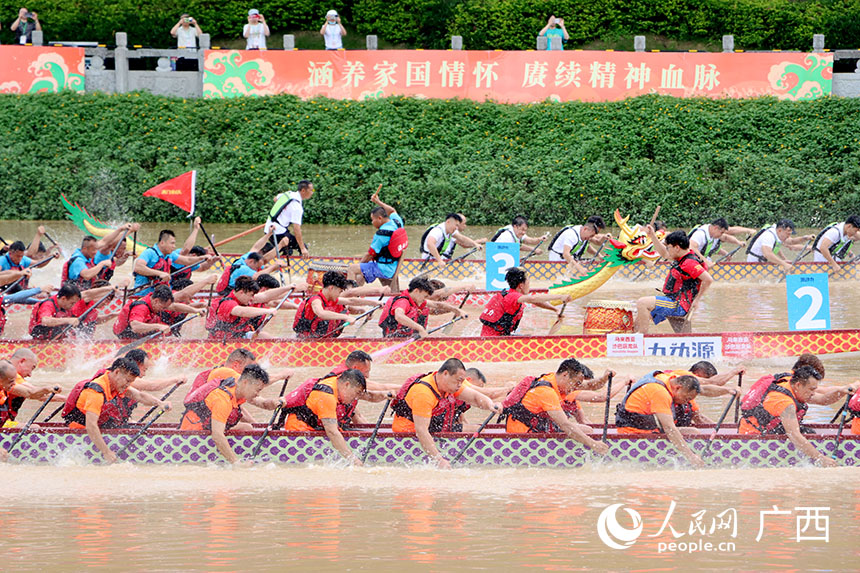 Dragon boat race held in Yulin, S China's Guangxi to mark Duanwu Festival