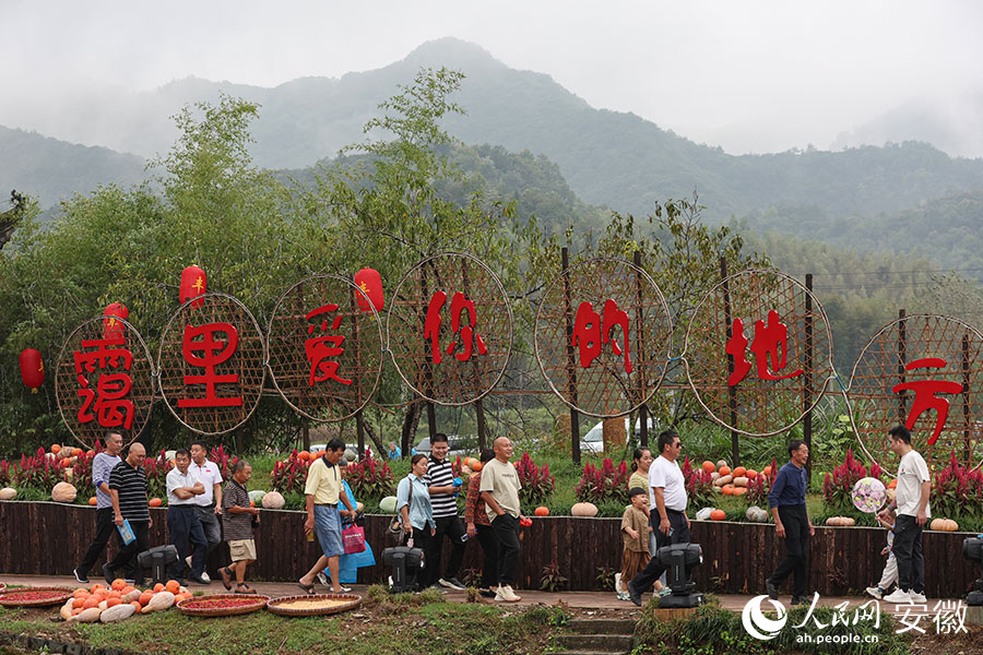 Chinese farmers celebrate annual harvest festival in Anhui village