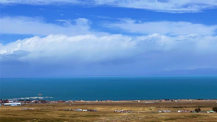 Vibrant autumn in Qinghai Lake, China's largest inland saltwater lake