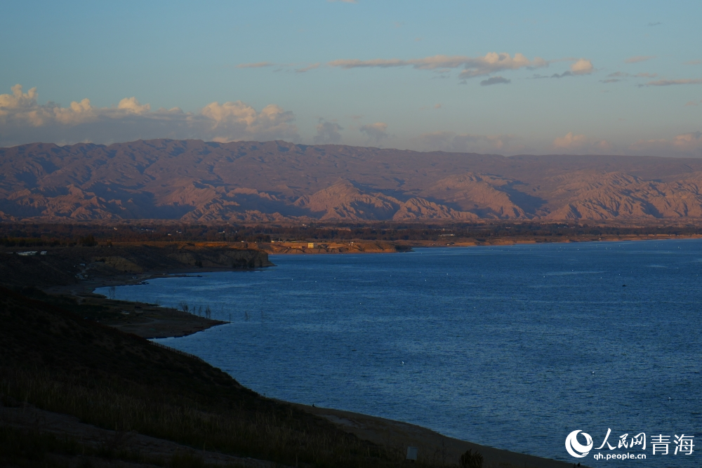 Stunning night views of fishing light-dotted lake in Longyang Gorge, NW China's Qinghai