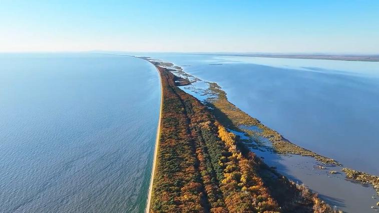 Colorful autumn scenery of Xingkai Lake in NE China's Heilongjiang delights visitors