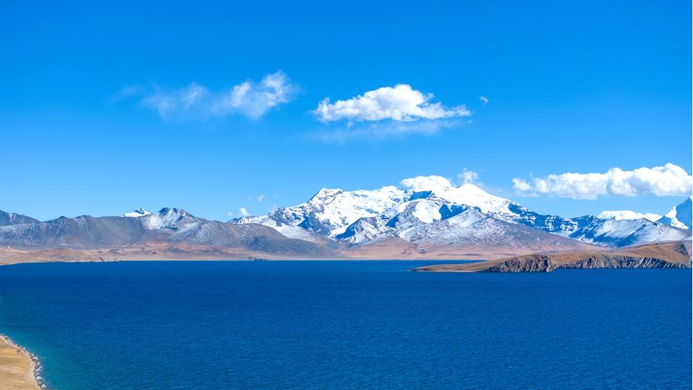 High-altitude lake draws visitors to SW China's Xizang