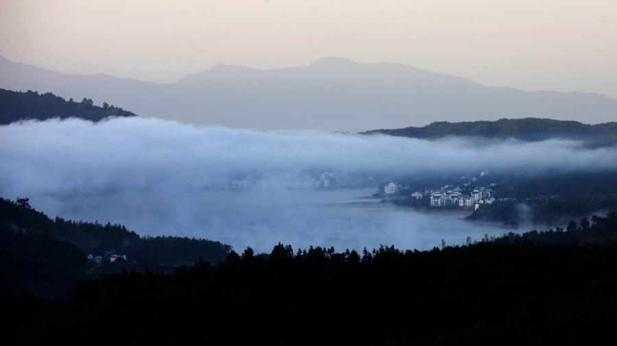 Photo taken on Nov. 5, 2012 shows the scenery of advection fog over Tachuan Village of Yi County in Huangshan City, east China's Anhui Province. (Xinhua/Shi Guangde)