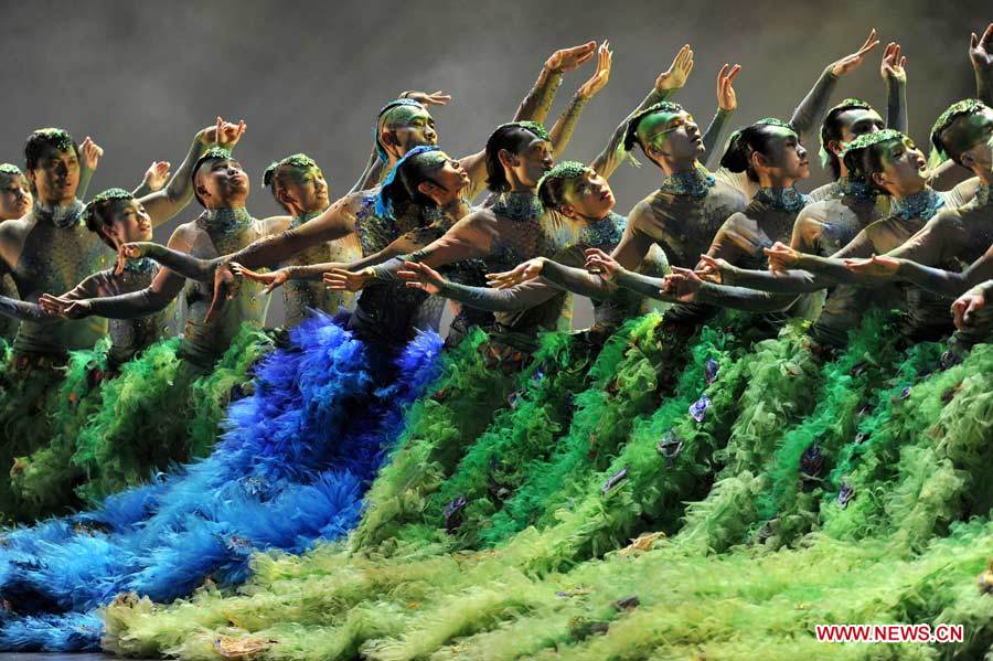 Chinese dancing master Yang Liping's dance drama "The Peacock" is staged in Qingdao, a coastal city in east China's Shandong Province, Nov. 7, 2012. Yang started her six-month performing tour of "The Peacock" last August in Kunming, capital of southwest China's Yunnan Province. She will end her dancing career after the tour in 25 cities in China. (Xinhua/Li Ziheng) 