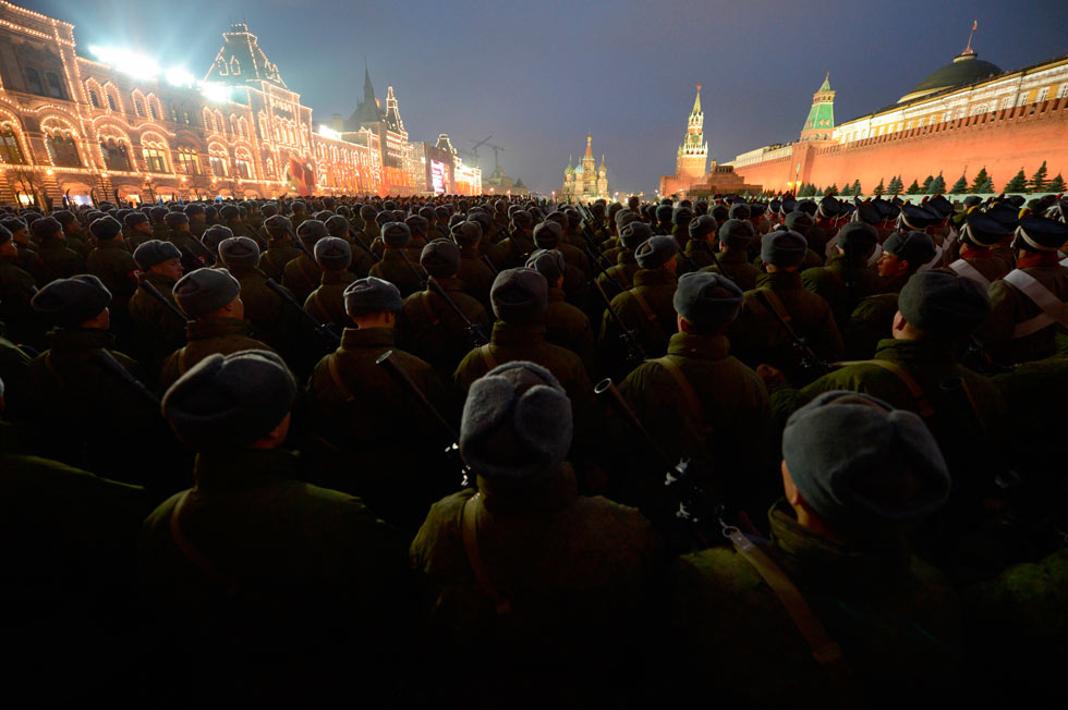 Photo taken on Nov. 2, 2012, shows Russian soldiers are in rehearsal of the military parade marking the 71st anniversary of historical parade in 1941 when Soviet soldiers marched through Red Square to fight against the Nazis during the Second World War. (Xinhua/AFP)