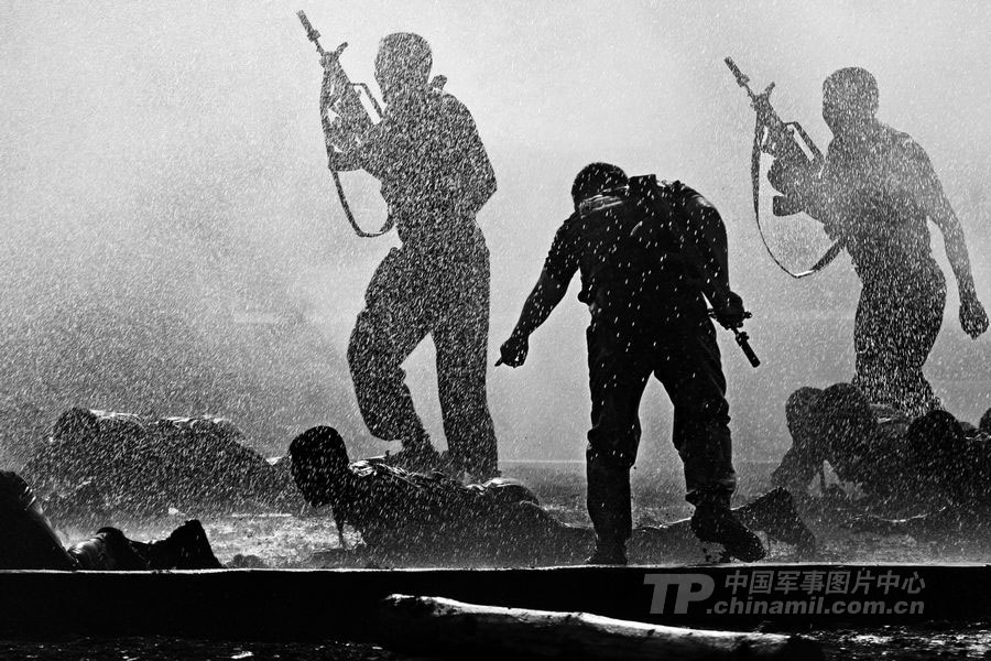 Photo shows the hard training of PLA. (Chinamil.com.cn/ Zhang Lei)