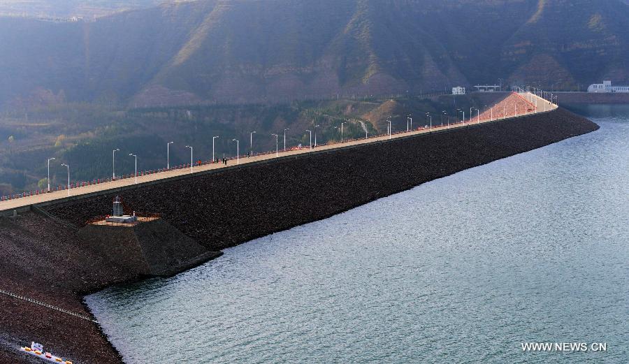 Photo taken on Nov. 12, 2012 shows the scenery of Xiaolangdi Reservoir, a major water control project on the Yellow River, in central China's Henan Province. Xiaolangdi impounded water of 8.934 billion cubic meters on Monday, with the water level reaching 270 meters, the highest in history. (Xinhua/Zhao Peng) 