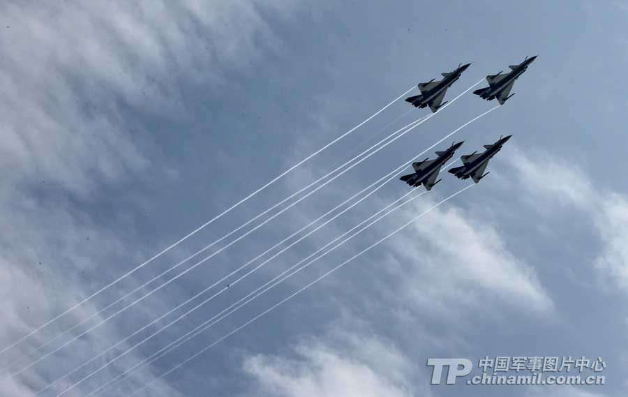 PLA Air Force’ August 1st Aerobatic Team makes a warm-up performance on November 10 for Airshow China 2012 which kicked off on November 12 in Zhuhai, Guangdong province. (China Military Online/ Qiao Tianfu)