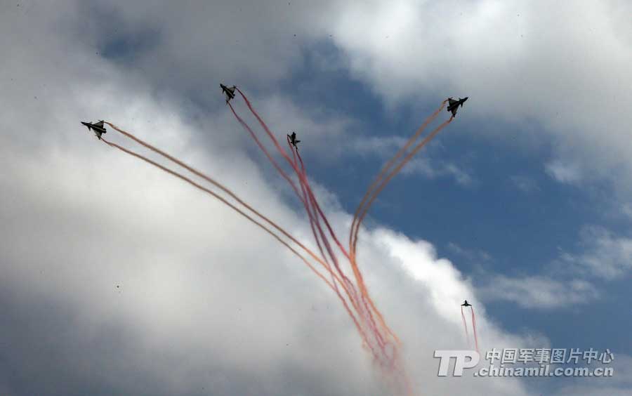 PLA Air Force’ August 1st Aerobatic Team makes a warm-up performance on November 10 for Airshow China 2012 which kicked off on November 12 in Zhuhai, Guangdong province. (China Military Online/ Qiao Tianfu)