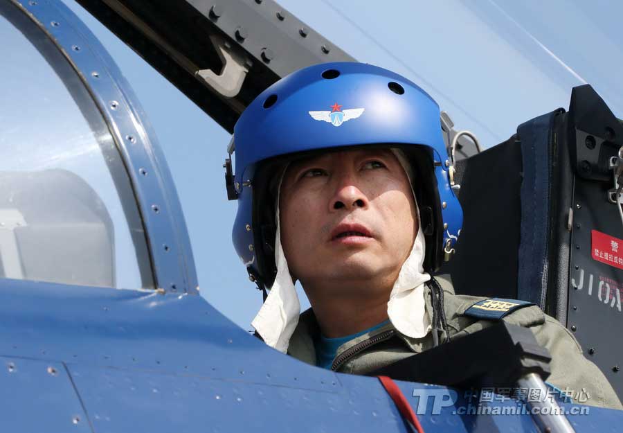 PLA Air Force’ August 1st Aerobatic Team makes a warm-up performance on November 10 for Airshow China 2012 which kicked off on November 12 in Zhuhai, Guangdong province. (China Military Online/ Qiao Tianfu)