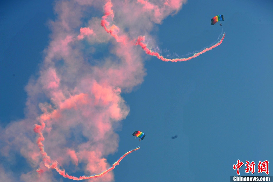 Photo taken on Nov. 13, shows paratroopers of the Bayi Parachute Team of PLA Air Force staging a fascinating skydiving performance at Airshow China 2012, in south China’s Zhuhai. (Chinanews.com/Ke Xiaojun) 