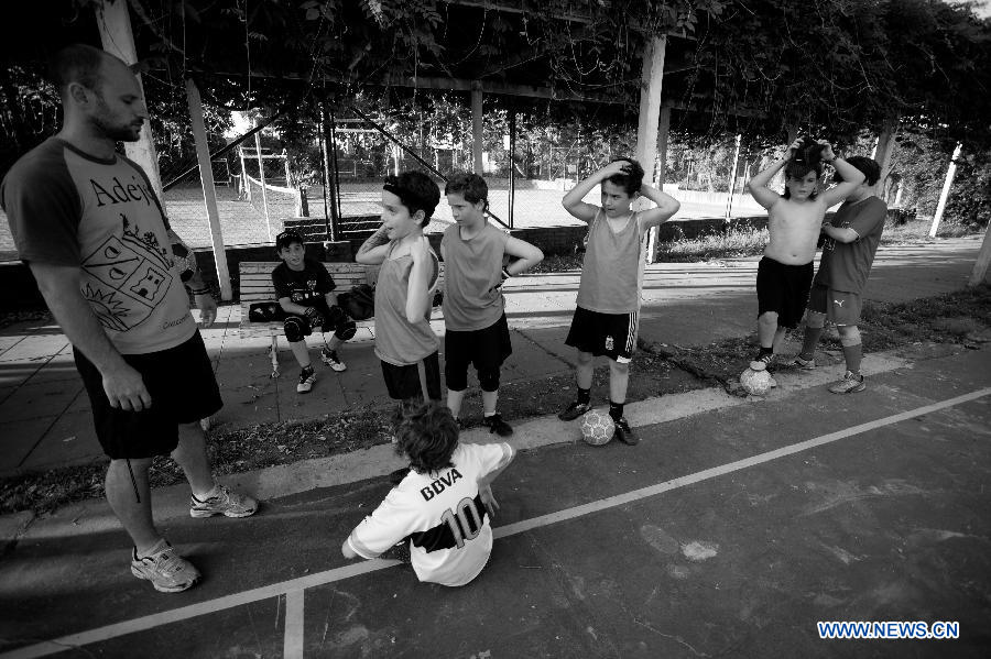 Lisandro Itzcovich (2nd L), 10 years old, participates in a training in Buenos Aires, capital of Argentina, on Nov. 19, 2012. (Xinhua/Martin Zabala)