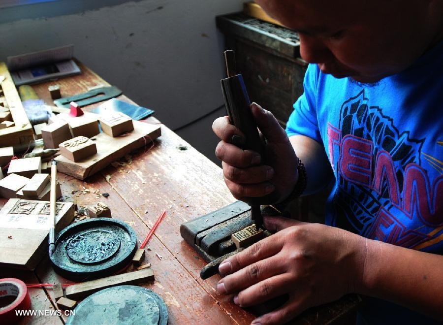 Qiu Zhiqiang makes wooden movable types in Ninghua County, southeast China's Fujian Province, Nov. 21, 2012.(Xinhua/Lin Shanchuan) 