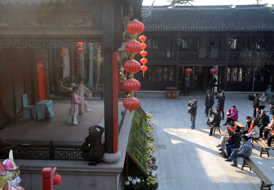 Zeng Jie (L) performs during a live show in Zhouzhuang, east China's Zhejiang Province, Dec. 10, 2011. (Xinhua/Han Chuanhao)