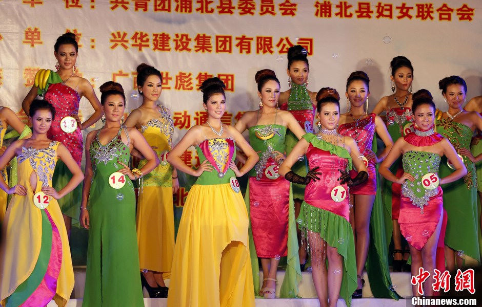 Picture shows the finals of “Miss Banana” pageant organized in Pubei County of Guangxi Zhuang Autonomous Region on Nov. 22, 2012. The beautiful local girls performed their talents to promote the local “culture of banana”.(Chinanews/Lu Chunqiang)