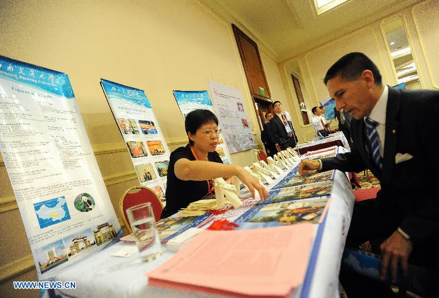 Exhibitors attend the "Chinese Universities Expo", held by the Chinese Embassy and the China Scholarship Council joint with the Chile's National Commission for Scientific and Technological Research (CONICYT), in Santiago, capital of Chile, on Nov. 26, 2012. The expo is held with the participation of 47 Chinese universities that will show their academic offerings and seek promote the interests of Chileans to study in China. (Xinhua/Jorge Villegas) 