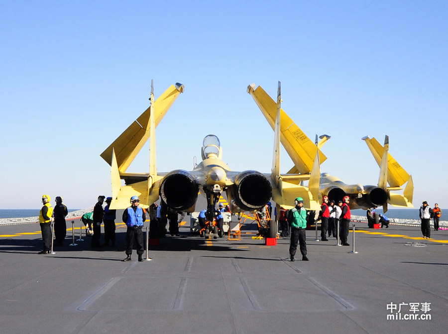 Photo shows carrier-borne J-15 fighter jet on China's first aircraft carrier, the Liaoning. (mil. cnr.cn/ Sun Li)