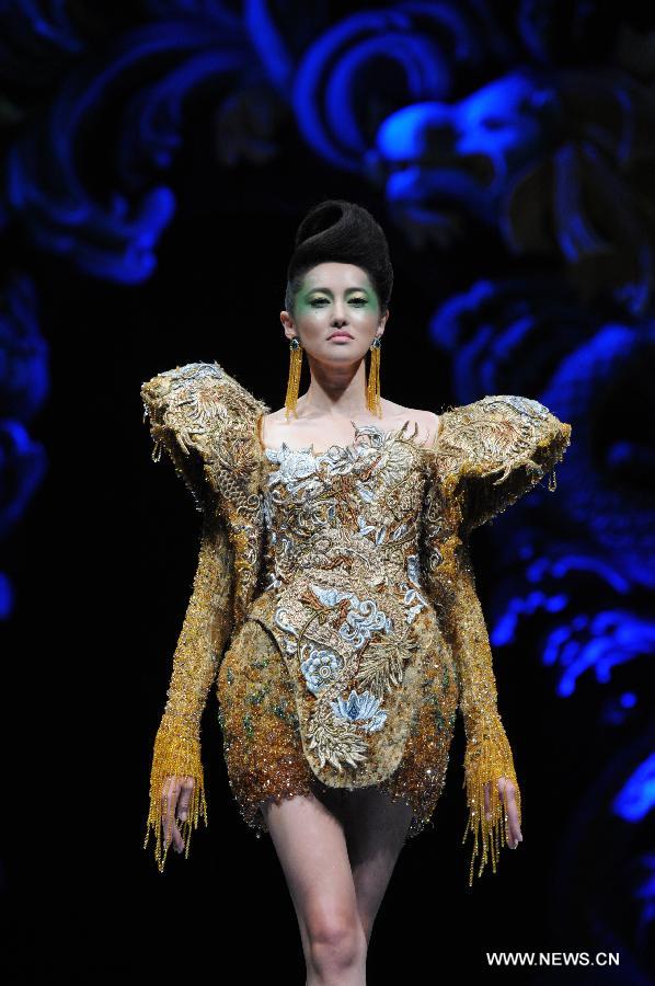 A model presents a creation by Chinese designer Guo Pei during the Asian Couture Fashion Week at Singapore's Marina Bay Sands, on Nov. 27, 2012. (Xinhua/Then Chih Wey) 