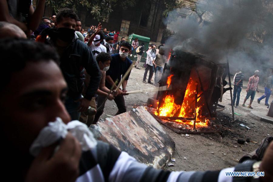 Egyptian protesters clash with riot police during the anti-Mursi rally near the U.S. Embassy in central Cairo, Egypt, Nov. 27, 2012. Egyptian people flooded to the capital Cairo's central Tahrir Square on Tuesday to join a rally rejecting the new constitutional declaration issued by President Mohamed Morsi last Thursday. (Xinhua/Amru Salahuddien)