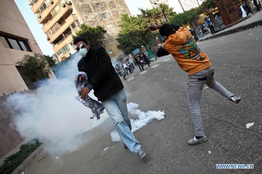 Egyptian protesters clash with riot police during the anti-Mursi rally near the U.S. Embassy in central Cairo, Egypt, Nov. 27, 2012. Egyptian people flooded to the capital Cairo's central Tahrir Square on Tuesday to join a rally rejecting the new constitutional declaration issued by President Mohamed Morsi last Thursday. (Xinhua/Amru Salahuddien) 