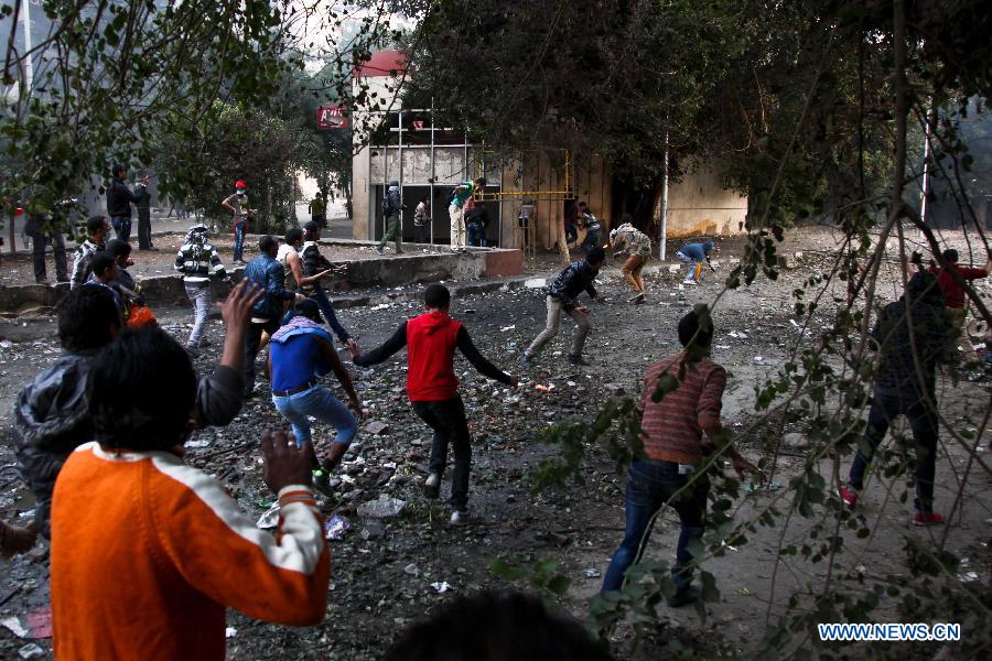 Egyptian protesters clash with riot police during the anti-Mursi rally near the U.S. Embassy in central Cairo, Egypt, Nov. 27, 2012. Egyptian people flooded to the capital Cairo's central Tahrir Square on Tuesday to join a rally rejecting the new constitutional declaration issued by President Mohamed Morsi last Thursday. (Xinhua/Amru Salahuddien) 