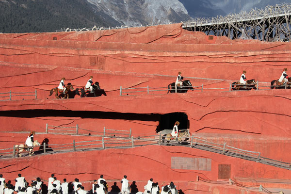 "Lijiang Impressions" performance. A group of horses walk up the Chama Ancient Road. Horses in Yunan Province all have short legs. These horses cannot run fast, but they are good at walking in the mountain roads, which allows them to carry heavy goods. This photo shows a horse group walking up the long rugged Chama Ancient road in "Z" shaped switchbacks. (CRIENGLISH.com/Zhang Linruo)