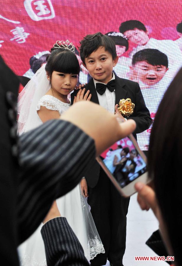 Seven couples who are about 126-centimeter-tall from a Beijing shadow play troupe attended the group wedding on Saturday. (Xinhua/Li Wen) 