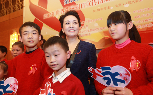 Celebrated vocalist Peng Liyuan, a WHO ambassador for the fight against AIDS and a publicity representative of China's Health Ministry for AIDS control, attends an anti-AIDS program on 25th World AIDS Day on Saturday. [Photo by Cui Meng/China Daily]