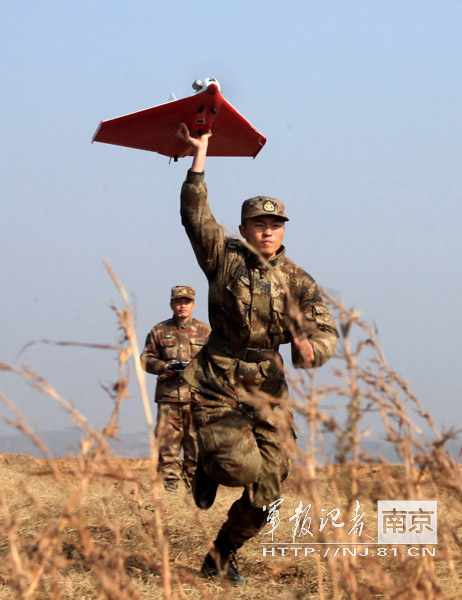 An armored brigade and a mechanized infantry brigade conduct a laser-simulation actual-troop confrontation and live-ammunition training under information conditions at the Sanjie Training Base of the Nanjing Military Area Command (MAC) on Nov. 27, 2012. (nj.81.cn/Ou Yanghao, Zuo Hailiang, Yang Kang)